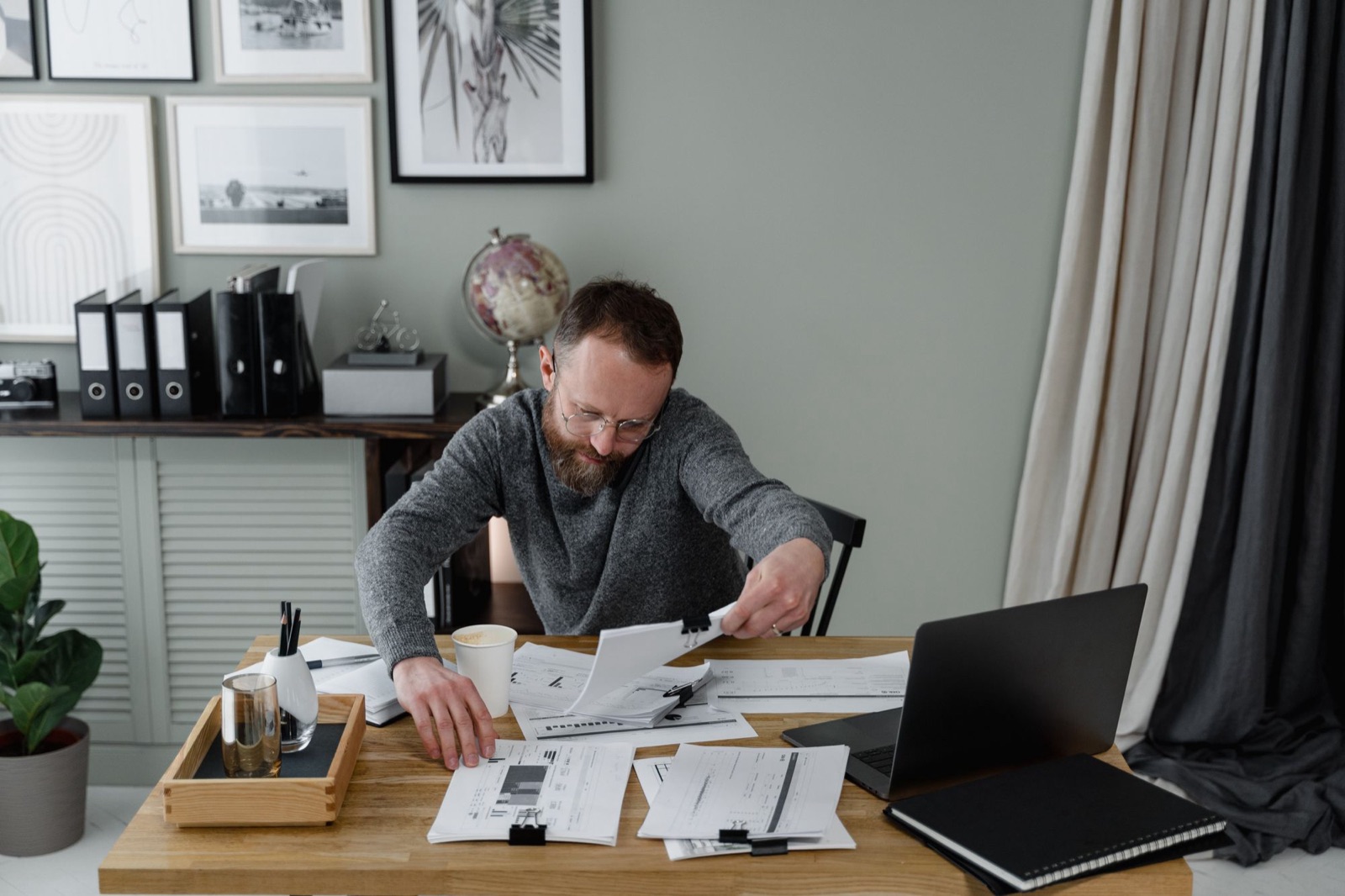 Ondernemer werkt aan zijn bureau papieren en rapportages door