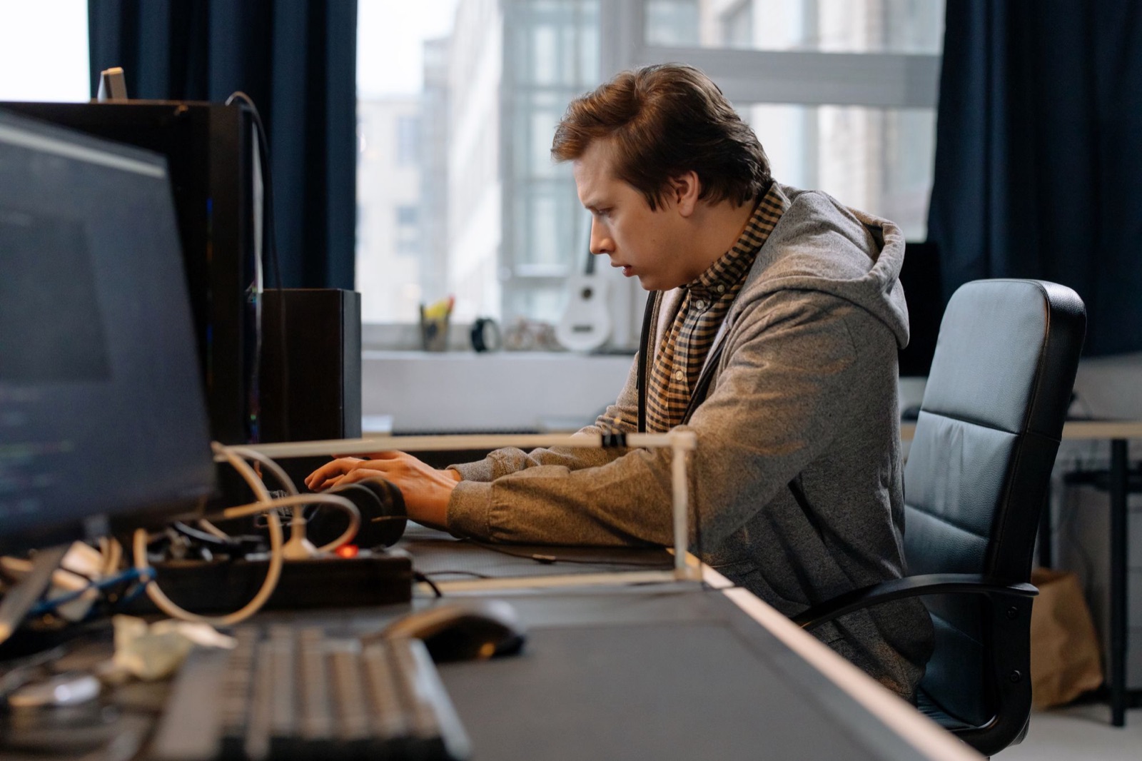 Ontwikkelaar aan het werk achter zijn computer op kantoor