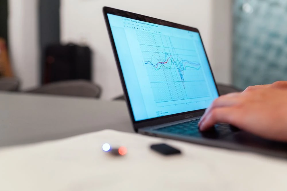 Laptop met grafieken op een bureau